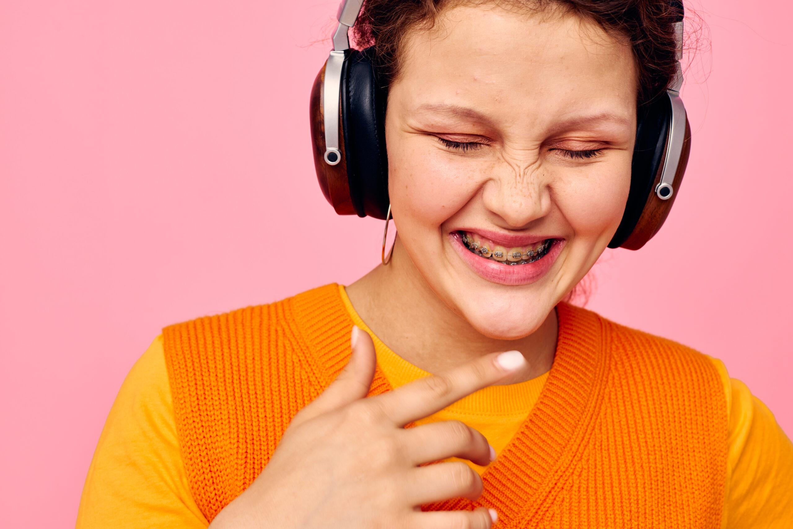 Persona joven con sonrisa natural durante tratamiento de ortodoncia lingual en Biogasteiz Vitoria
