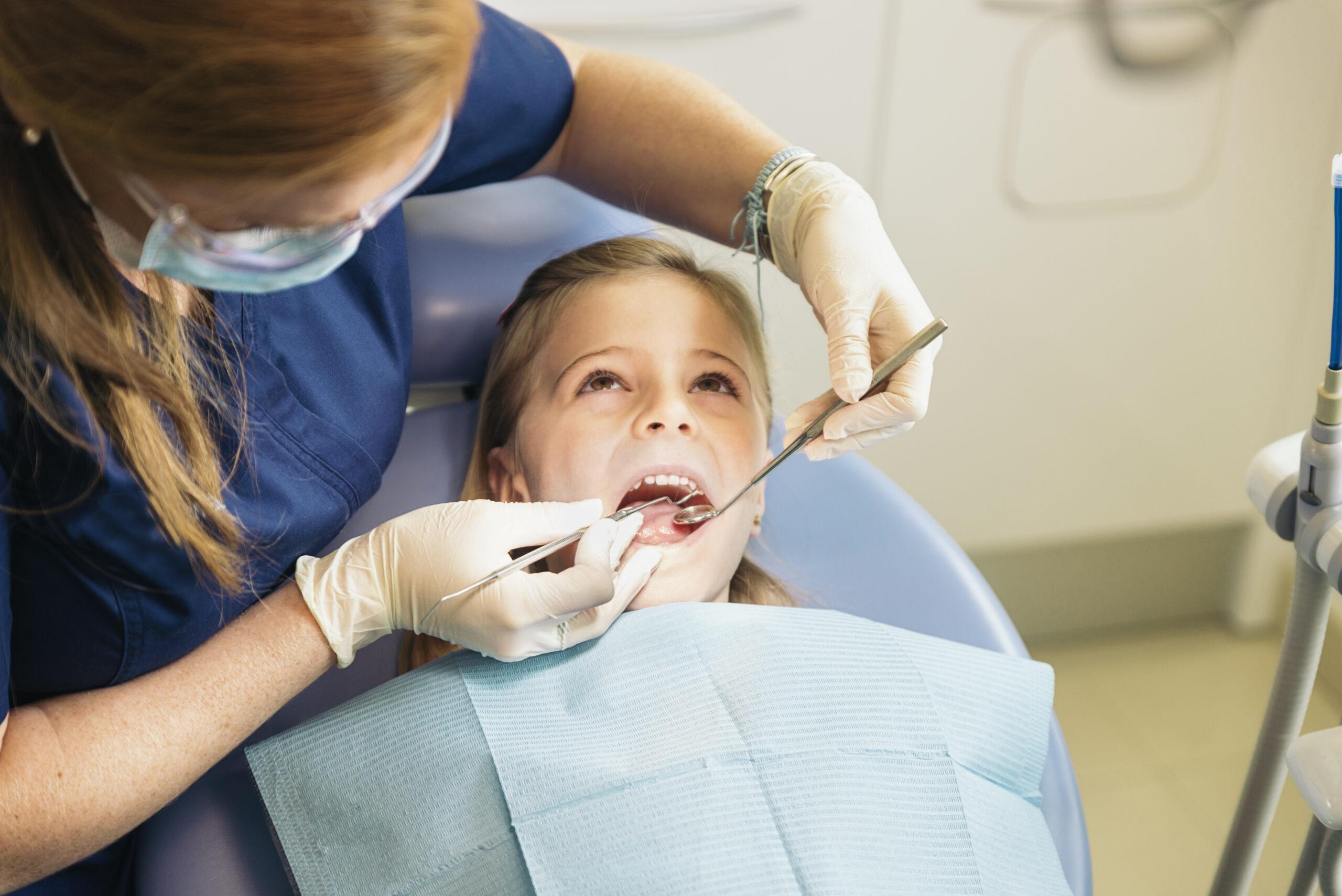 Niño sonriendo en consulta dental Biogasteiz Vitoria dentro del programa PADI