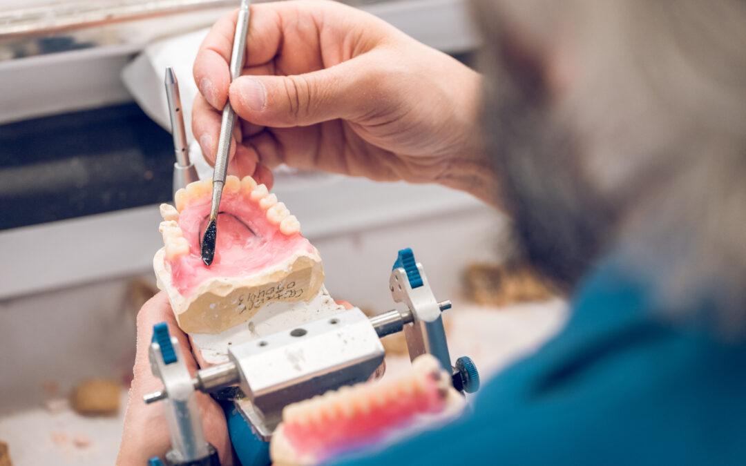 Prótesis dental en Vitoria: tipos, cuándo está indicada y cómo elegir la mejor opción