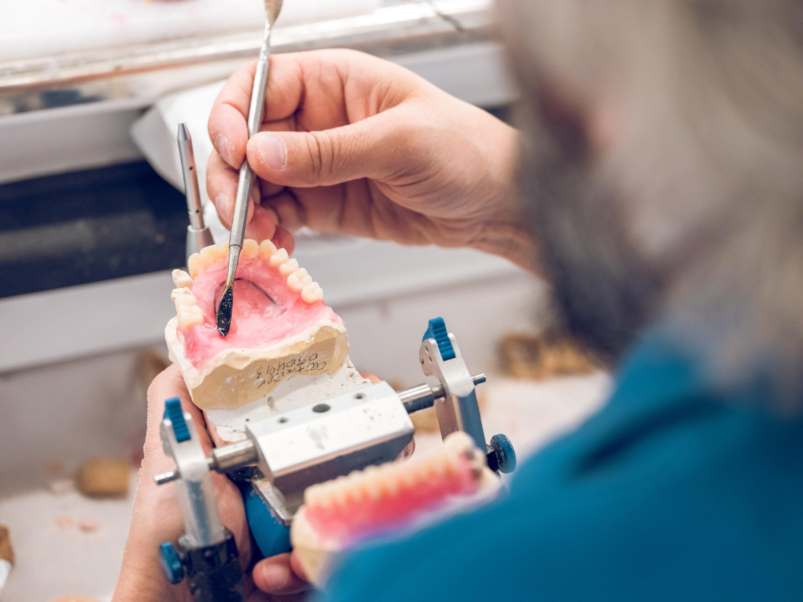 Persona mayor con sonrisa sana gracias a prótesis dental en clínica Biogasteiz Vitoria